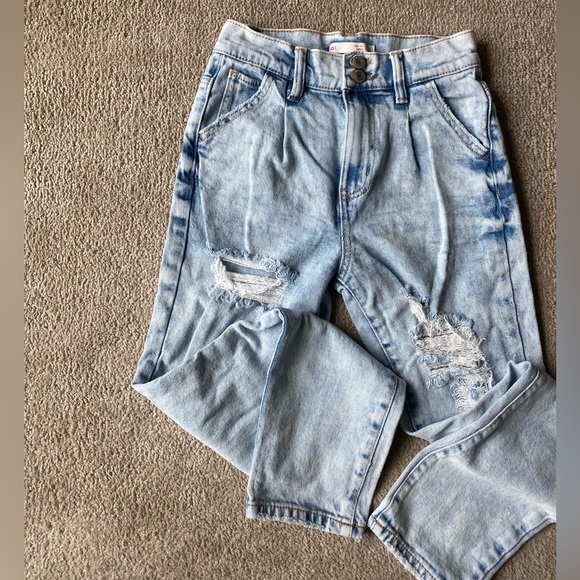 SO Distressed Hi-rise Mom Jeans - Picture 2 of 7